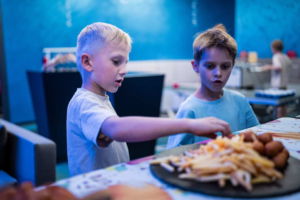 Děti si užívají catering v eventové místnosti